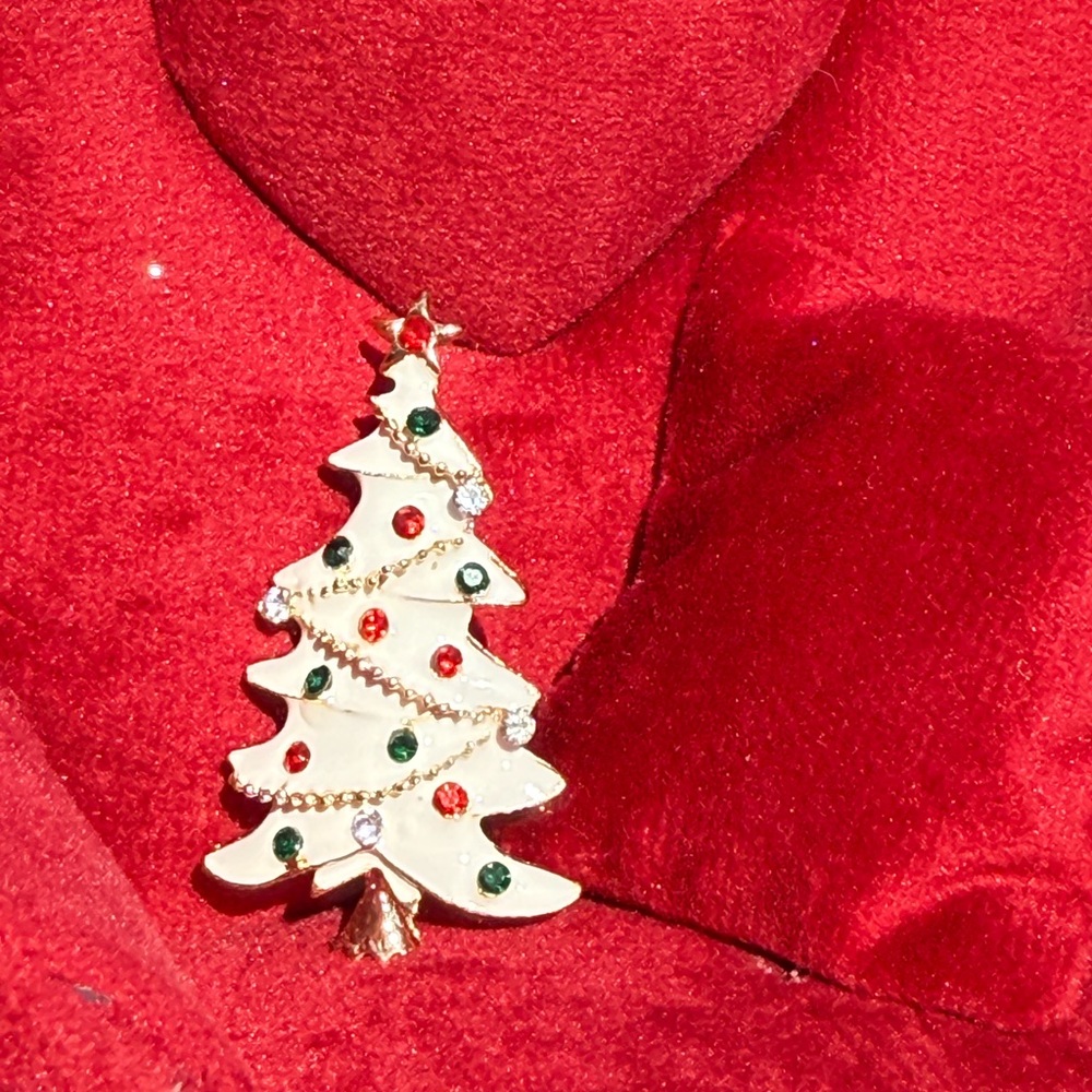 NWT! Festive White Christmas Tree Rhinestone Brooch Gold Tone - Picture 3 of 7